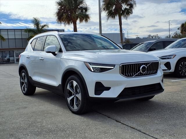 2025 Volvo XC40 Core Bright Theme