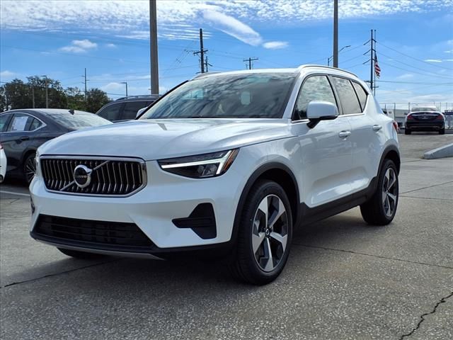 2025 Volvo XC40 Core Bright Theme