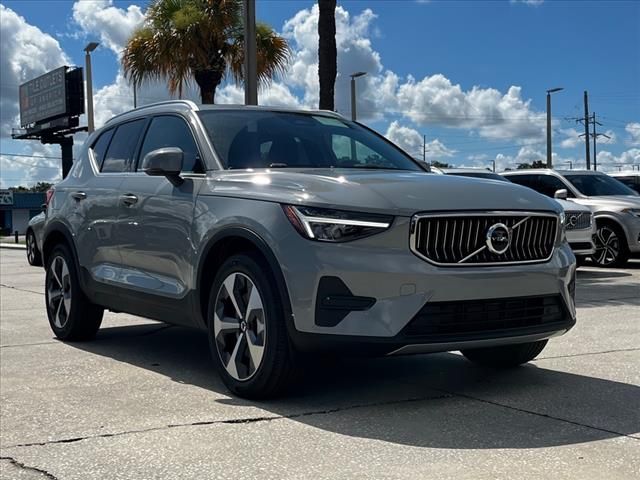 2025 Volvo XC40 Core Bright Theme