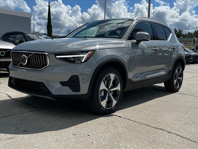 2025 Volvo XC40 Core Bright Theme