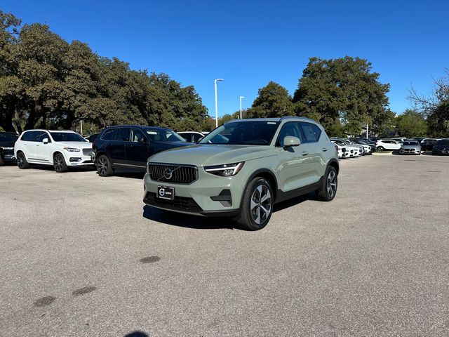 2025 Volvo XC40 Core Bright Theme