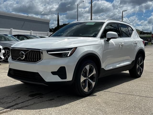 2025 Volvo XC40 Core Bright Theme