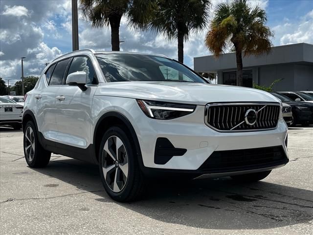 2025 Volvo XC40 Core Bright Theme