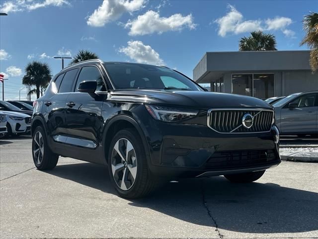 2025 Volvo XC40 Core Bright Theme