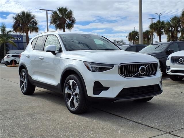 2025 Volvo XC40 Core Bright Theme