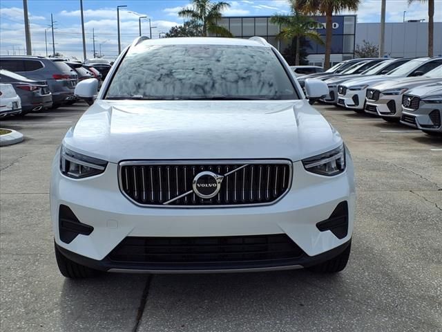 2025 Volvo XC40 Core Bright Theme