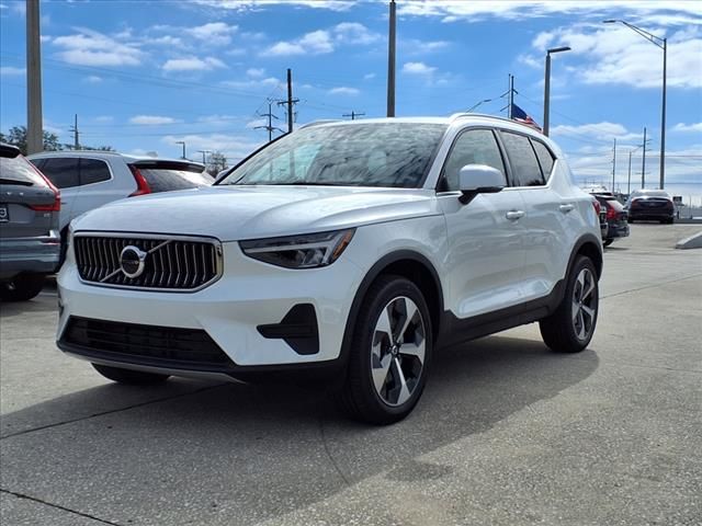 2025 Volvo XC40 Core Bright Theme