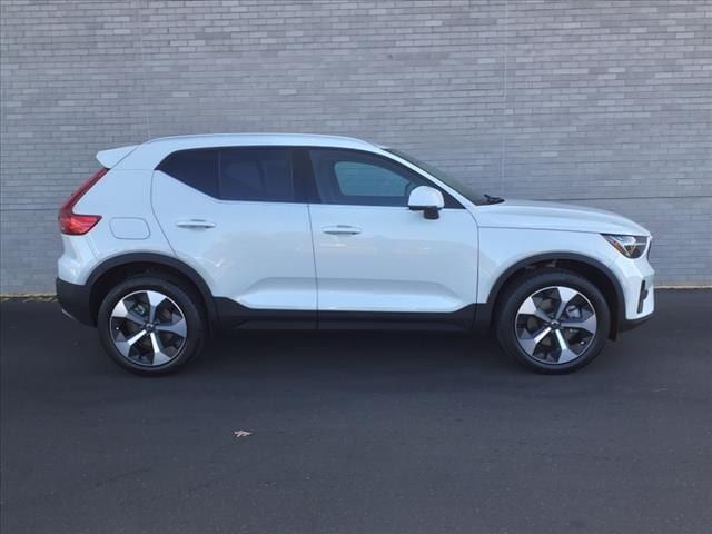 2025 Volvo XC40 Core Bright Theme