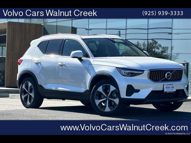 2025 Volvo XC40 Core Bright Theme