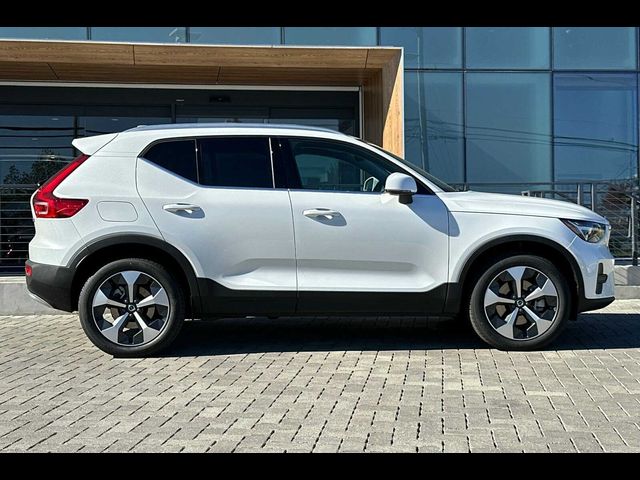 2025 Volvo XC40 Core Bright Theme