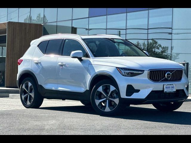 2025 Volvo XC40 Core Bright Theme