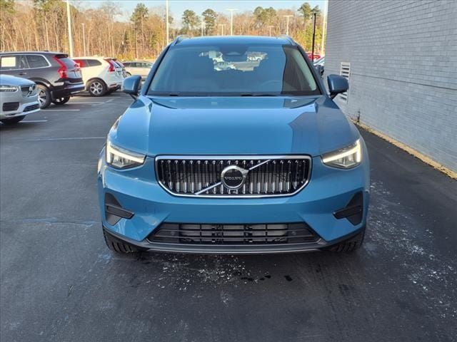 2025 Volvo XC40 Core Bright Theme