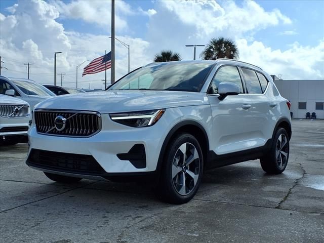 2025 Volvo XC40 Core Bright Theme