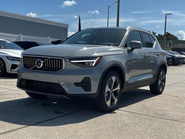 2025 Volvo XC40 Core Bright Theme