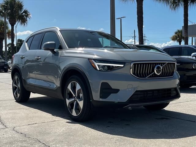 2025 Volvo XC40 Core Bright Theme