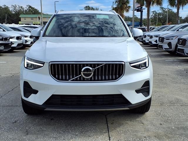 2025 Volvo XC40 Core Bright Theme