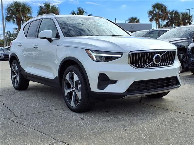 2025 Volvo XC40 Core Bright Theme