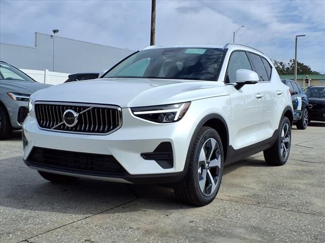 2025 Volvo XC40 Core Bright Theme