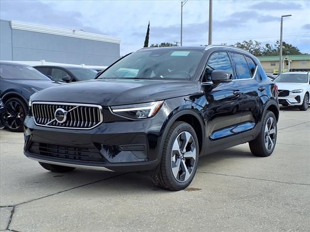 2025 Volvo XC40 Core Bright Theme