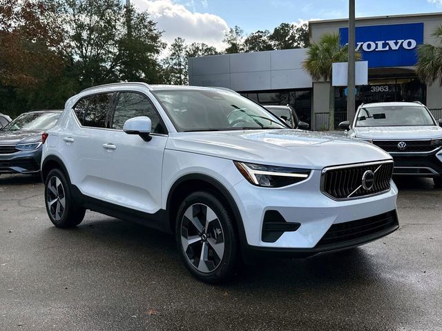 2025 Volvo XC40 Core Bright Theme