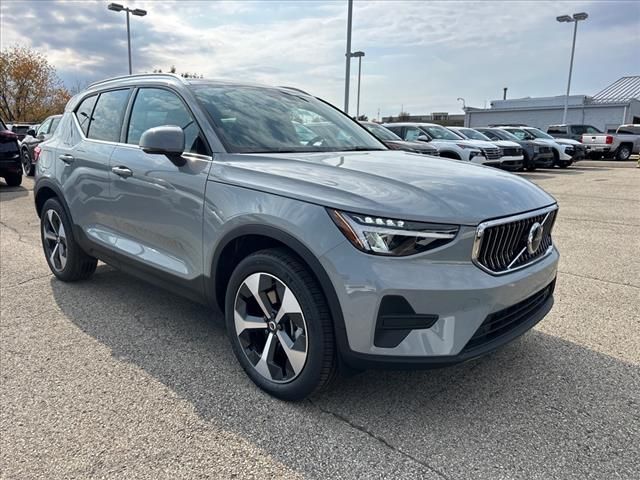 2025 Volvo XC40 Core Bright Theme