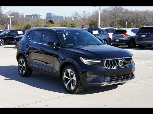 2025 Volvo XC40 Core Bright Theme