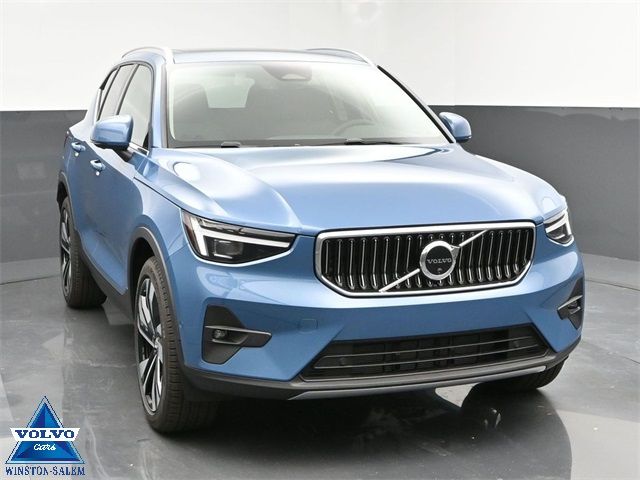 2025 Volvo XC40 Plus Bright Theme