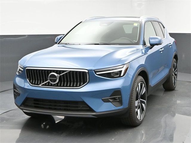 2025 Volvo XC40 Plus Bright Theme