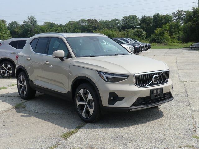 2025 Volvo XC40 Plus Bright Theme