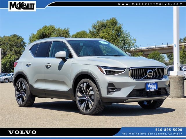 2025 Volvo XC40 Plus Bright Theme