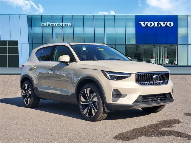 2025 Volvo XC40 Plus Bright Theme