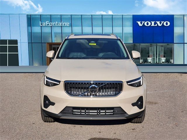 2025 Volvo XC40 Plus Bright Theme