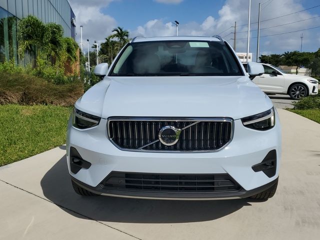 2025 Volvo XC40 Plus Bright Theme