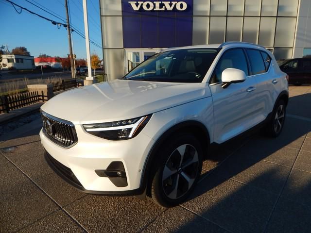 2025 Volvo XC40 Plus Bright Theme