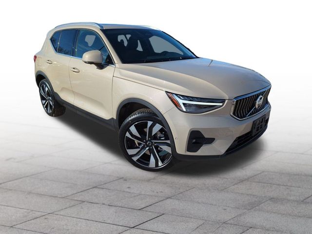 2025 Volvo XC40 Plus Bright Theme