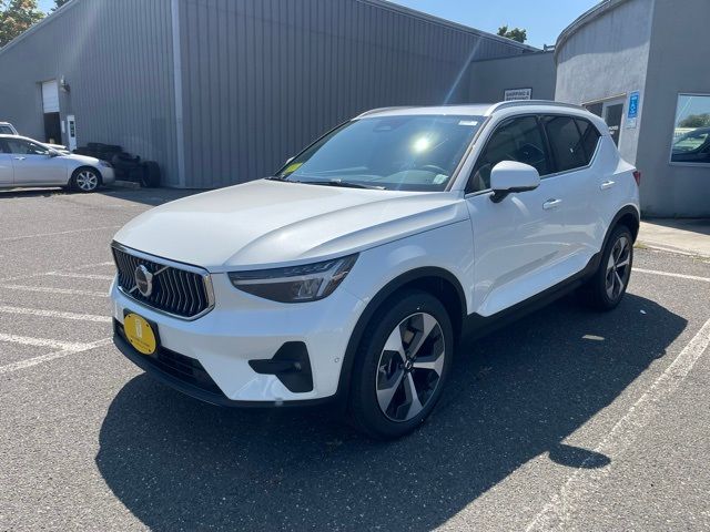 2025 Volvo XC40 Plus Bright Theme