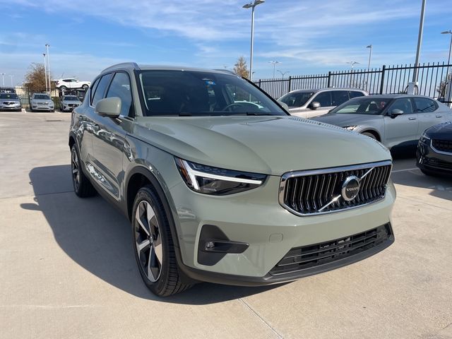 2025 Volvo XC40 Plus Bright Theme