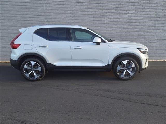 2025 Volvo XC40 Plus Bright Theme