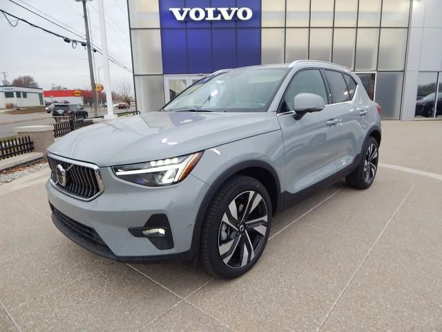 2025 Volvo XC40 Plus Bright Theme