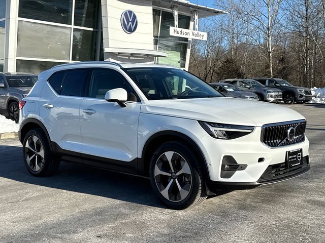2025 Volvo XC40 Plus Bright Theme