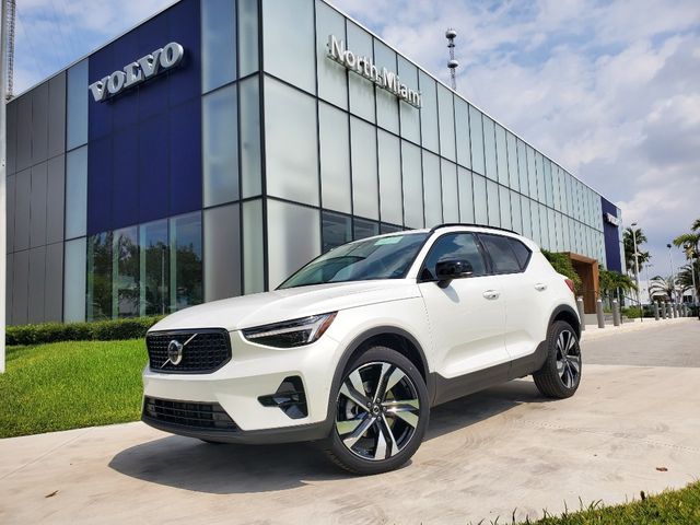 2025 Volvo XC40 Plus Bright Theme