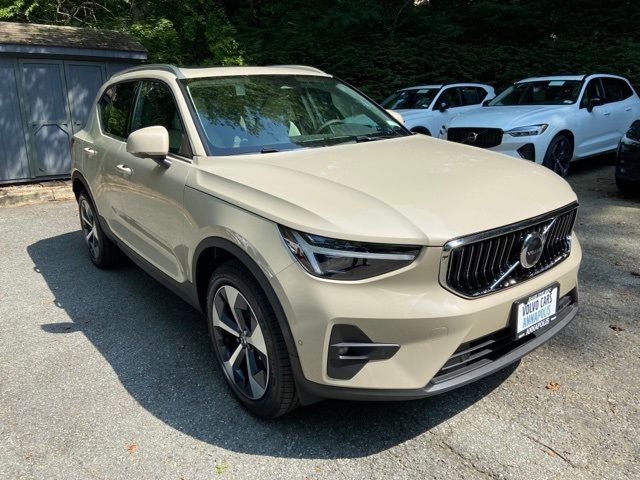 2025 Volvo XC40 Plus Bright Theme