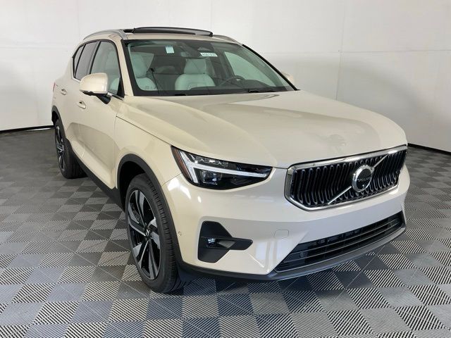 2025 Volvo XC40 Plus Bright Theme