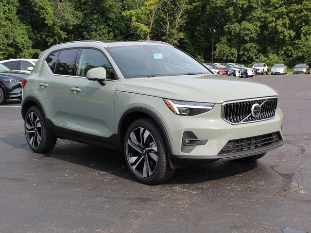 2025 Volvo XC40 Plus Bright Theme