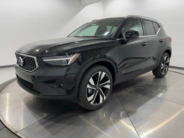 2025 Volvo XC40 Plus Bright Theme