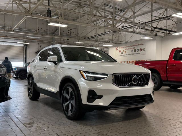 2025 Volvo XC40 Plus Bright Theme