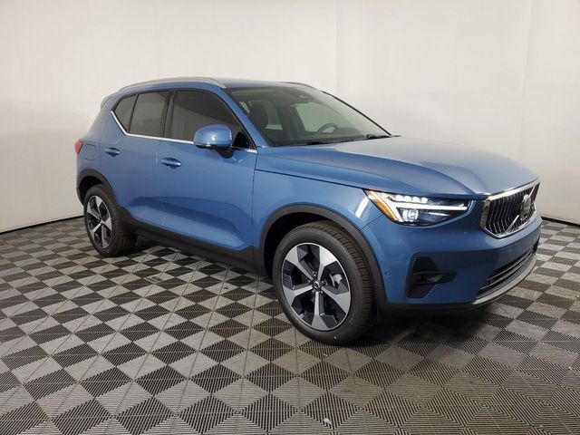 2025 Volvo XC40 Plus Bright Theme