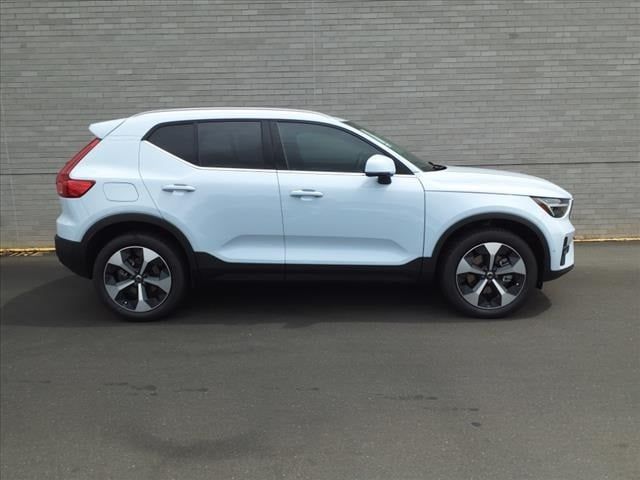 2025 Volvo XC40 Plus Bright Theme