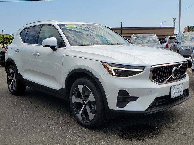 2025 Volvo XC40 Plus Bright Theme