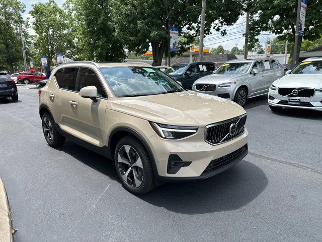 2025 Volvo XC40 Plus Bright Theme